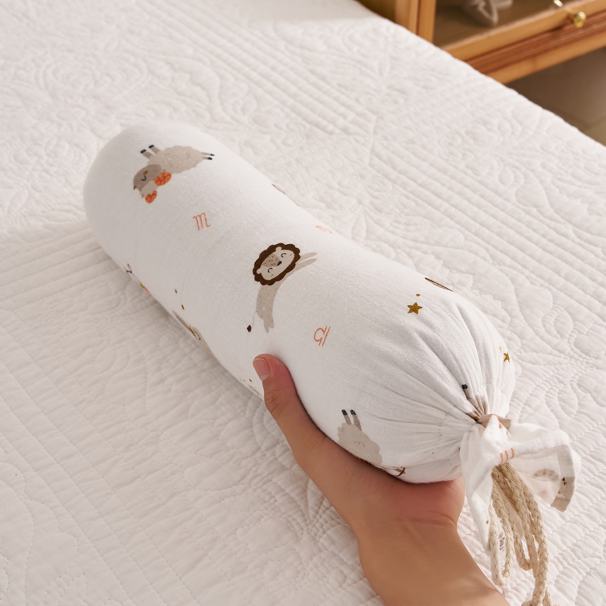 91家纺网 家纺一手货源 找家纺 乐可 2025新款全棉纱布哄睡糖果枕枕头枕芯 纱布哄睡糖果枕-宝宝星座