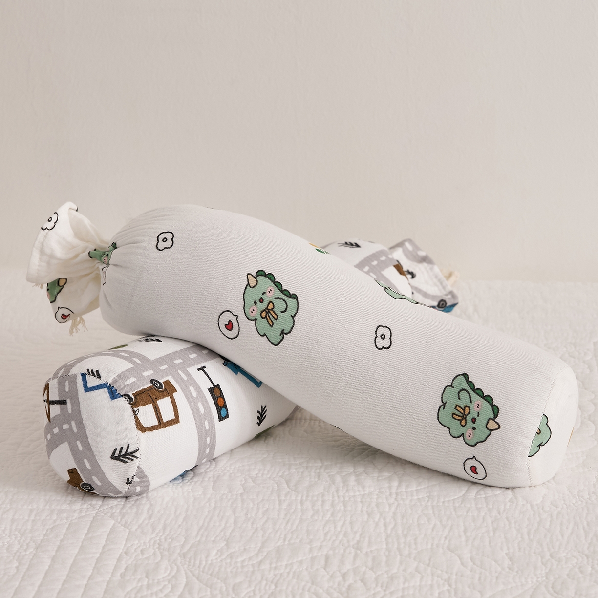 91家纺网 家纺一手货源 找家纺 乐可 2025新款全棉纱布哄睡糖果枕枕头枕芯 纱布哄睡糖果枕-小奶龙白