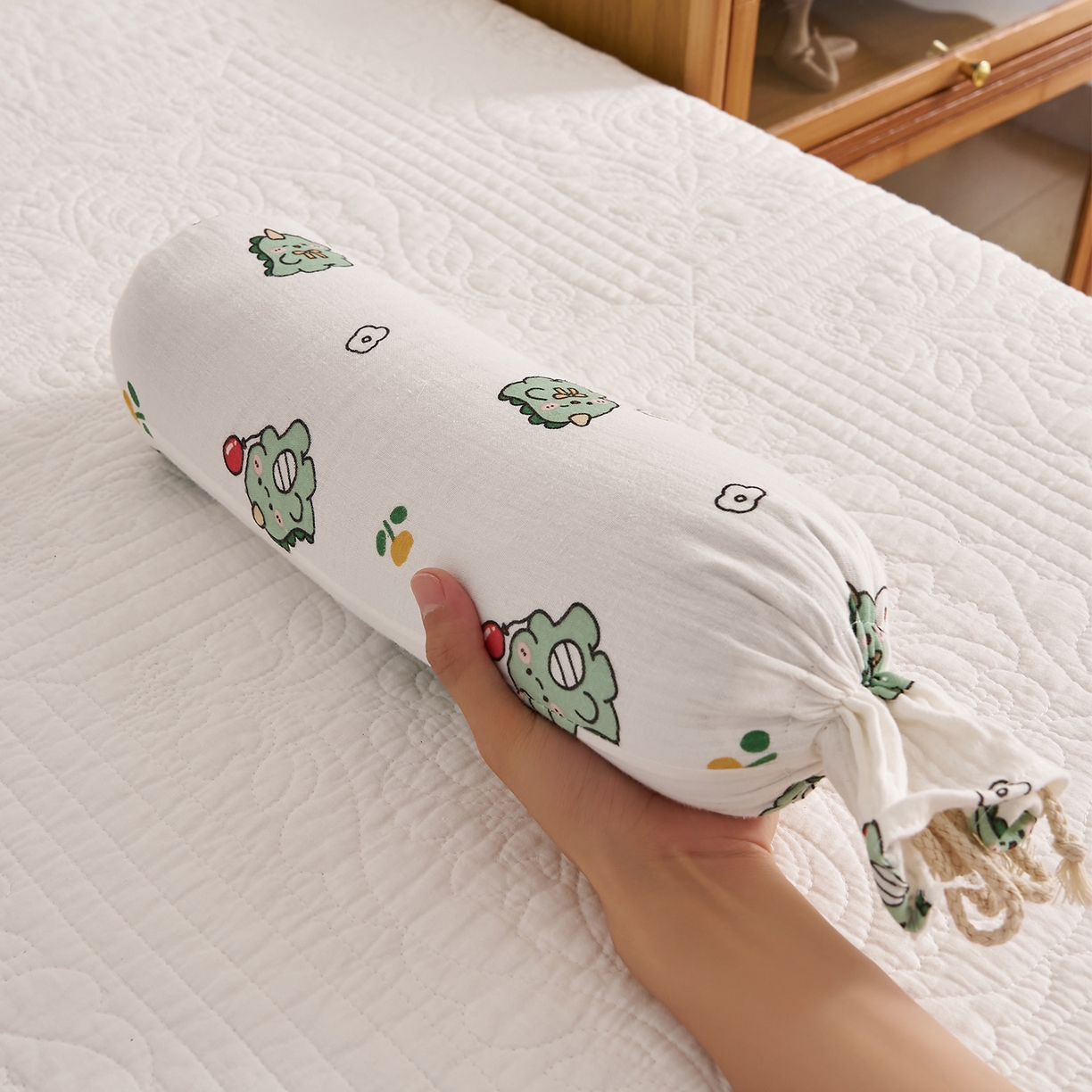 91家纺网 家纺一手货源 找家纺 乐可 2025新款全棉纱布哄睡糖果枕枕头枕芯 纱布哄睡糖果枕-小奶龙白