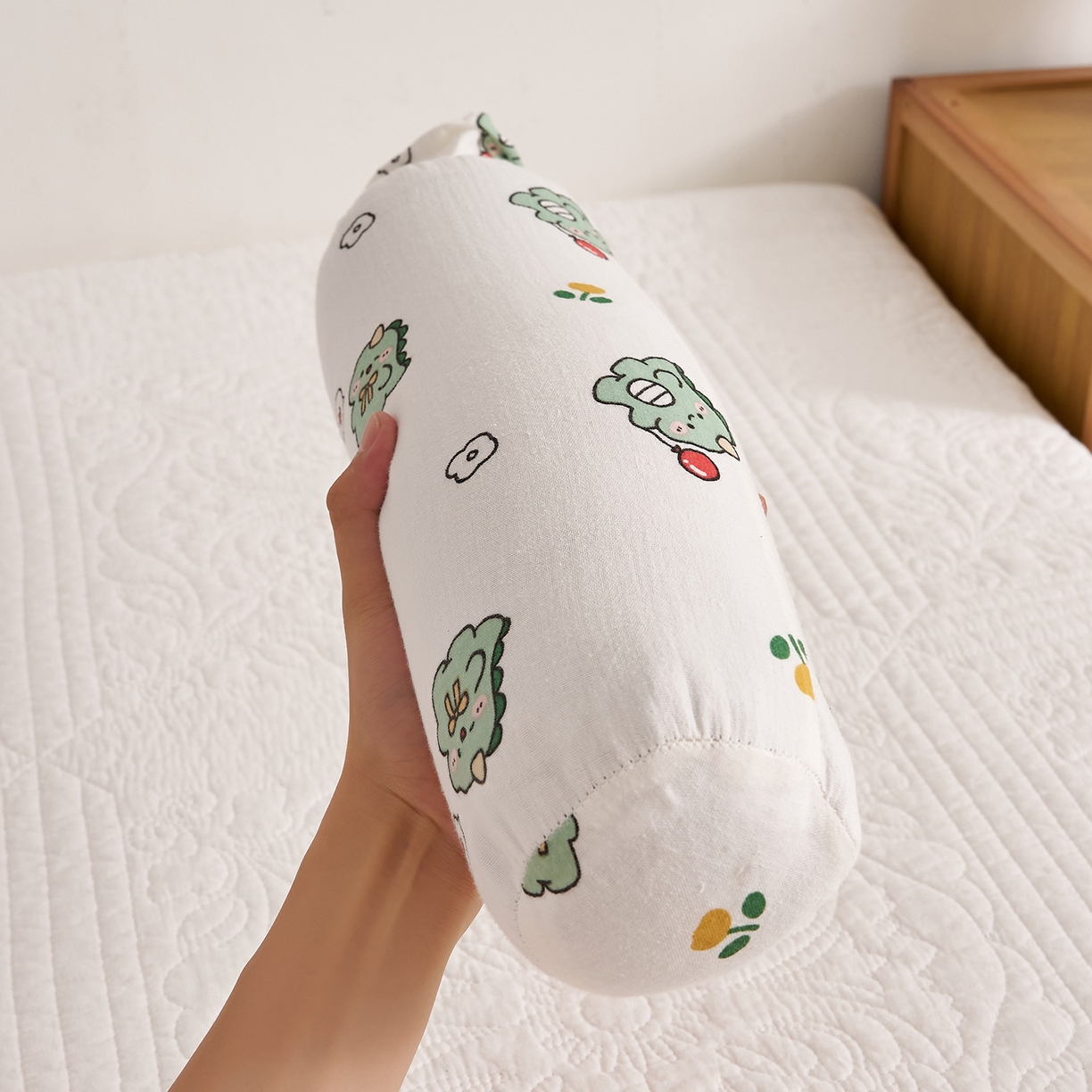 91家纺网 家纺一手货源 找家纺 乐可 2025新款全棉纱布哄睡糖果枕枕头枕芯 纱布哄睡糖果枕-小奶龙白