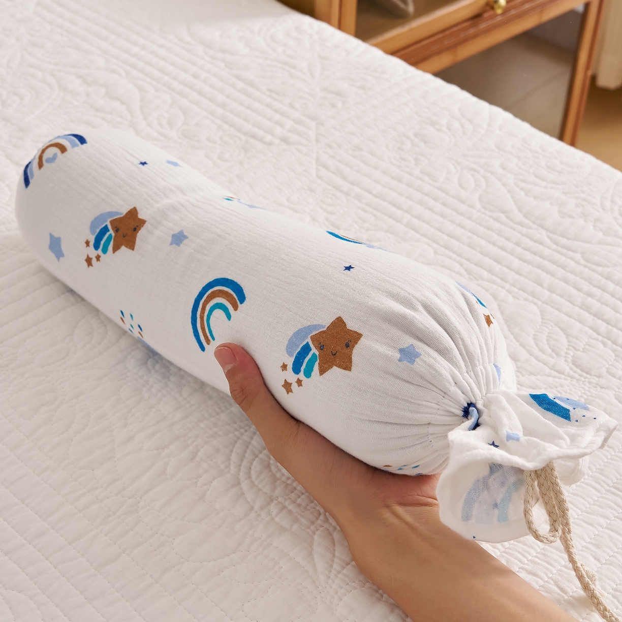 91家纺网 家纺一手货源 找家纺 乐可 2025新款全棉纱布哄睡糖果枕枕头枕芯 纱布哄睡糖果枕-星星彩虹蓝