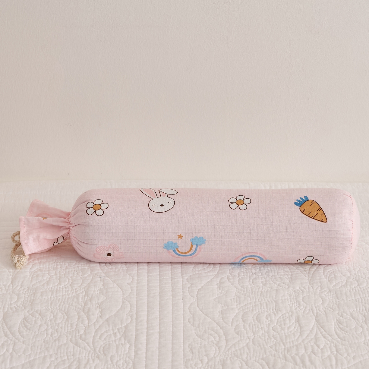 91家纺网 家纺一手货源 找家纺 乐可 2025新款全棉双层纱哄睡枕决明子枕婴儿枕儿童枕枕头枕芯 双层纱哄睡枕-萝卜兔粉