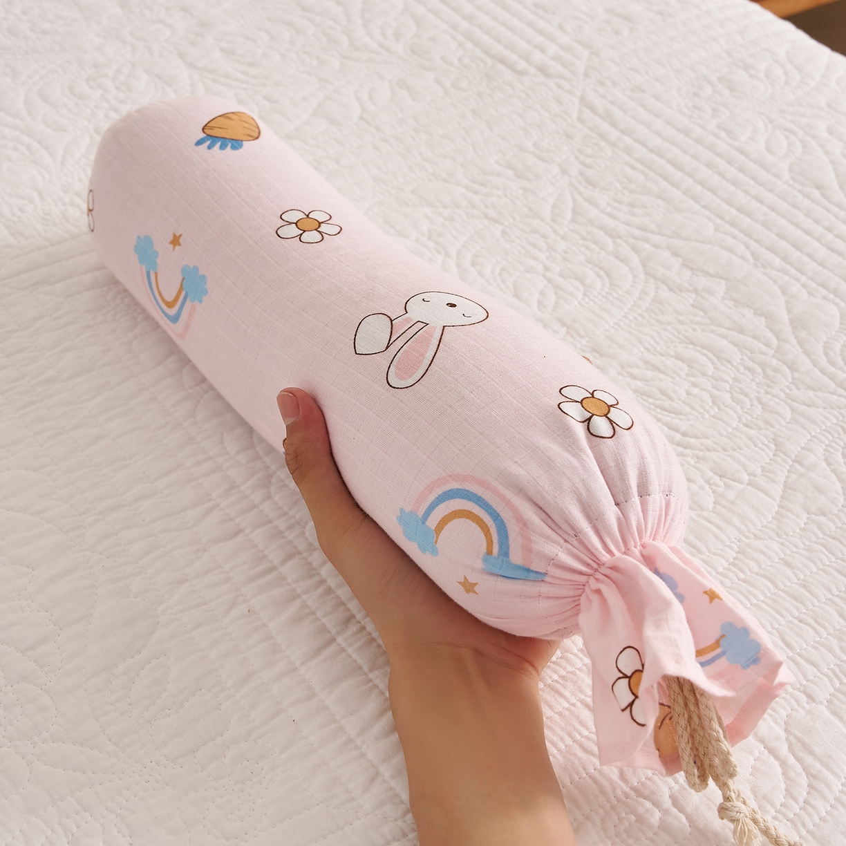 91家纺网 家纺一手货源 找家纺 乐可 2025新款全棉双层纱哄睡枕决明子枕婴儿枕儿童枕枕头枕芯 双层纱哄睡枕-萝卜兔粉