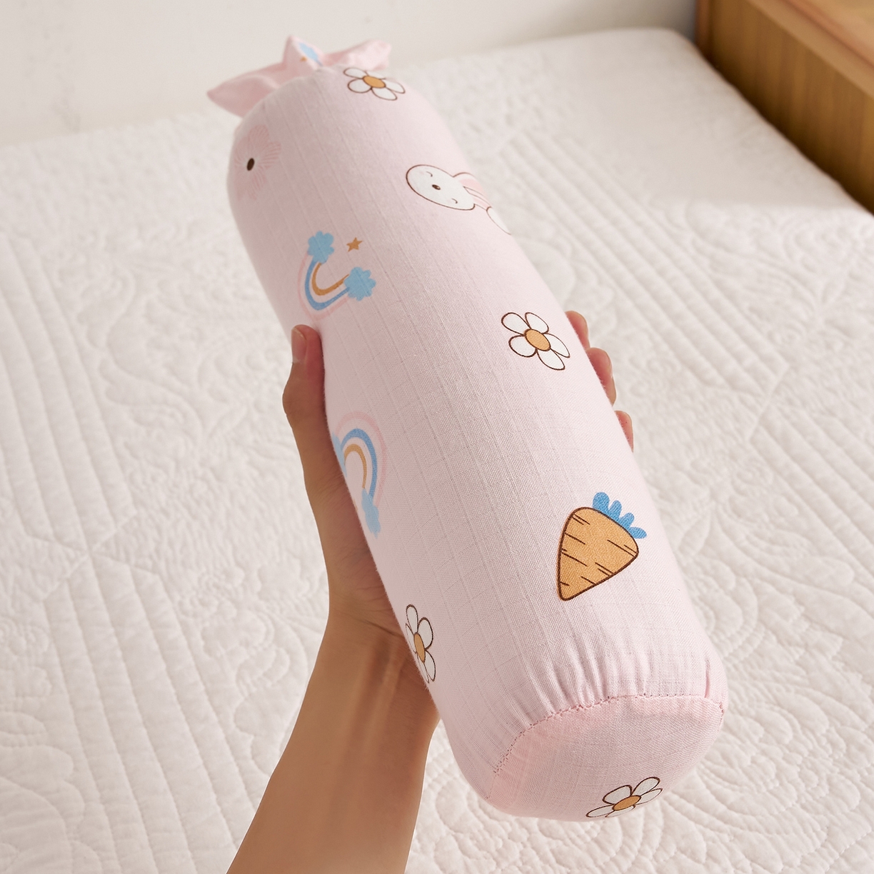 91家纺网 家纺一手货源 找家纺 乐可 2025新款全棉双层纱哄睡枕决明子枕婴儿枕儿童枕枕头枕芯 双层纱哄睡枕-萝卜兔粉