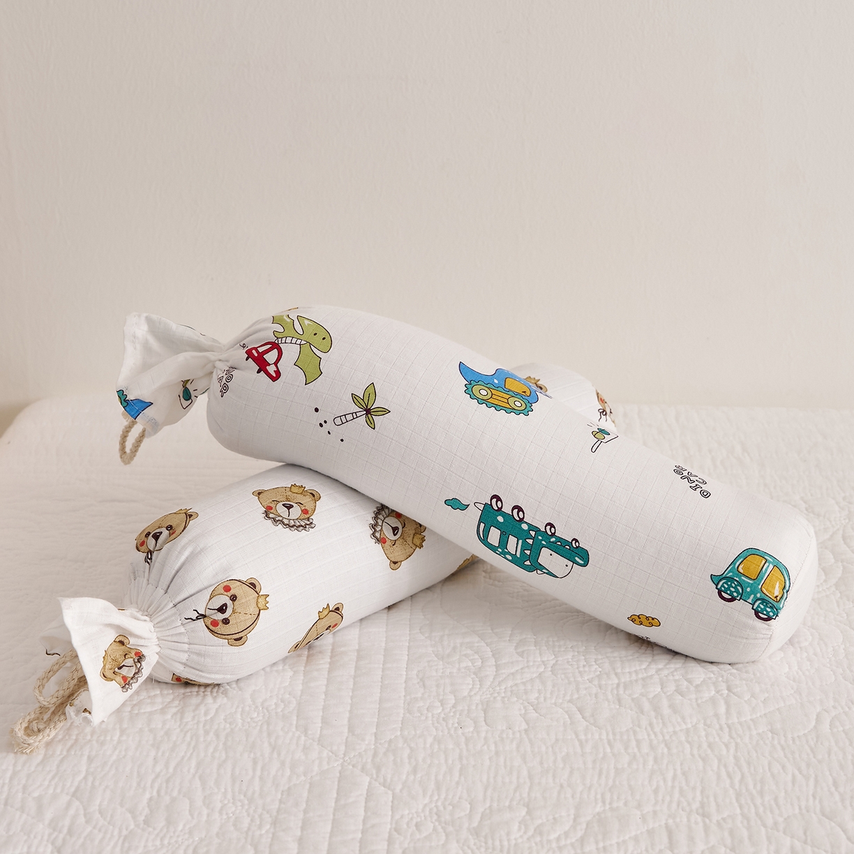 91家纺网 家纺一手货源 找家纺 乐可 2025新款全棉双层纱哄睡枕决明子枕婴儿枕儿童枕枕头枕芯 双层纱哄睡枕-恐龙战车白