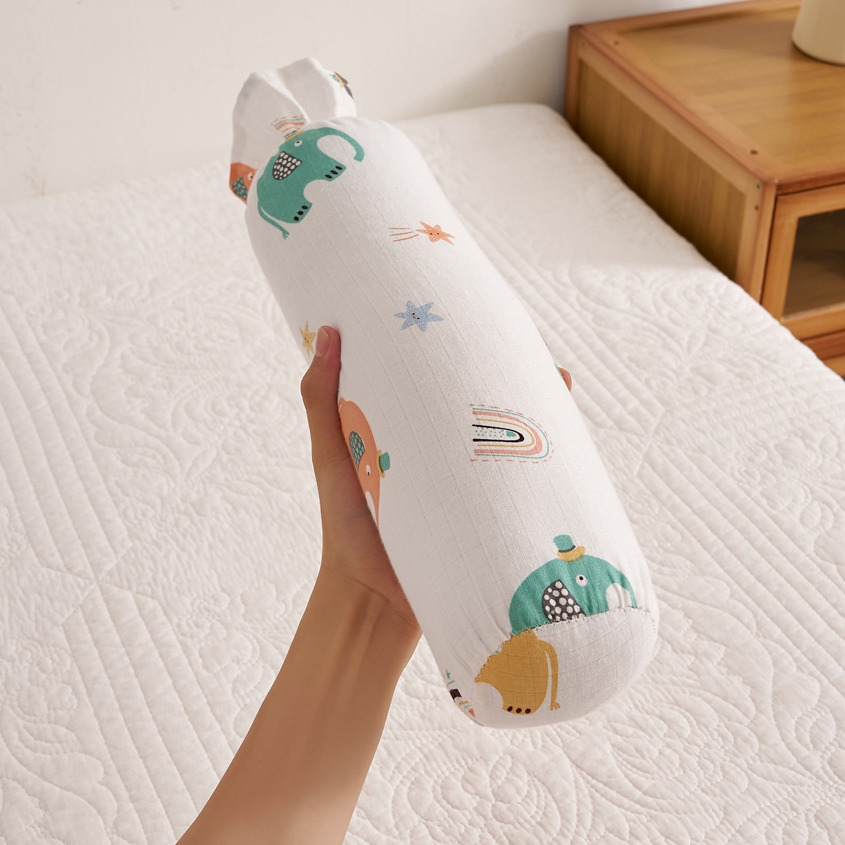 91家纺网 家纺一手货源 找家纺 乐可 2025新款全棉双层纱哄睡枕决明子枕婴儿枕儿童枕枕头枕芯 双层纱哄睡枕-礼帽小象白