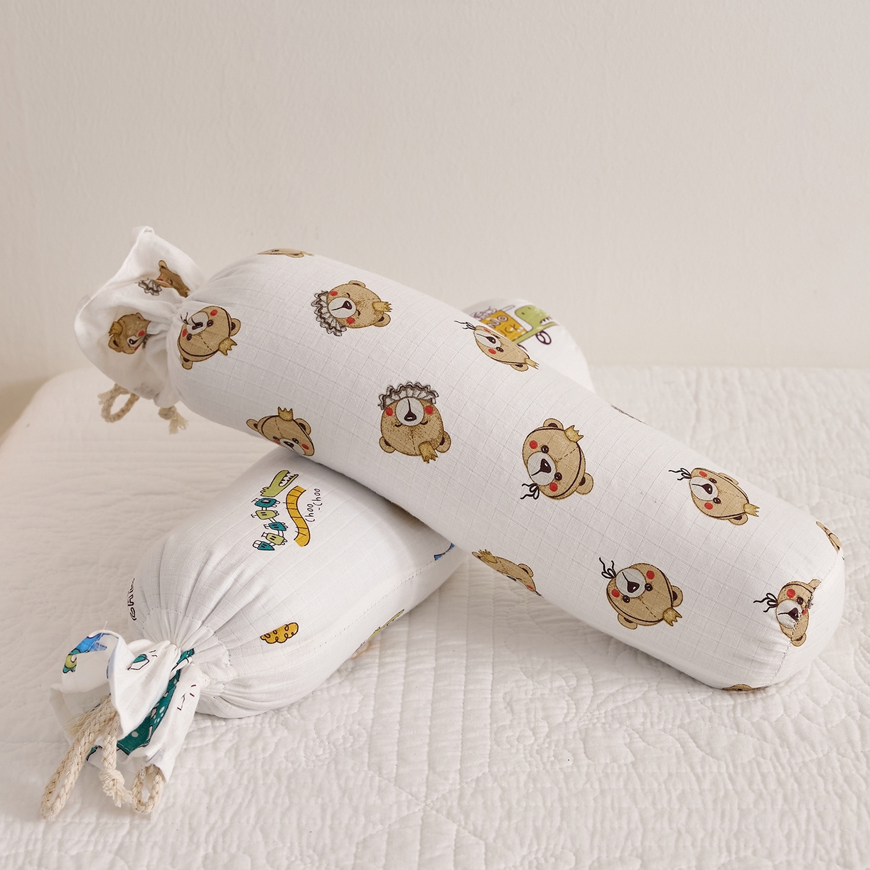 91家纺网 家纺一手货源 找家纺 乐可 2025新款全棉双层纱哄睡枕决明子枕婴儿枕儿童枕枕头枕芯 双层纱哄睡枕-小熊王子白