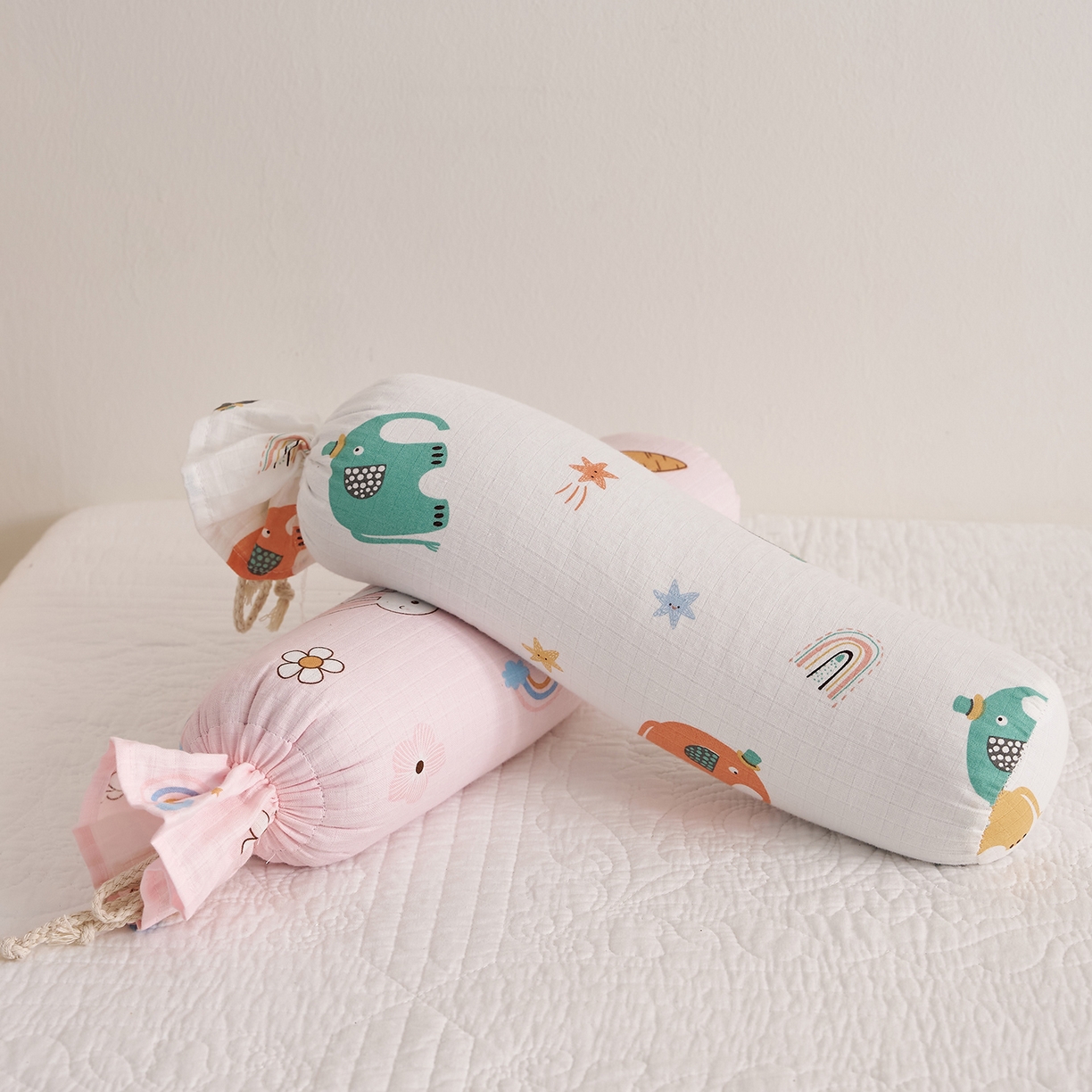 91家纺网 家纺一手货源 找家纺 乐可 2025新款全棉双层纱哄睡枕决明子枕婴儿枕儿童枕枕头枕芯 双层纱哄睡枕-礼帽小象白