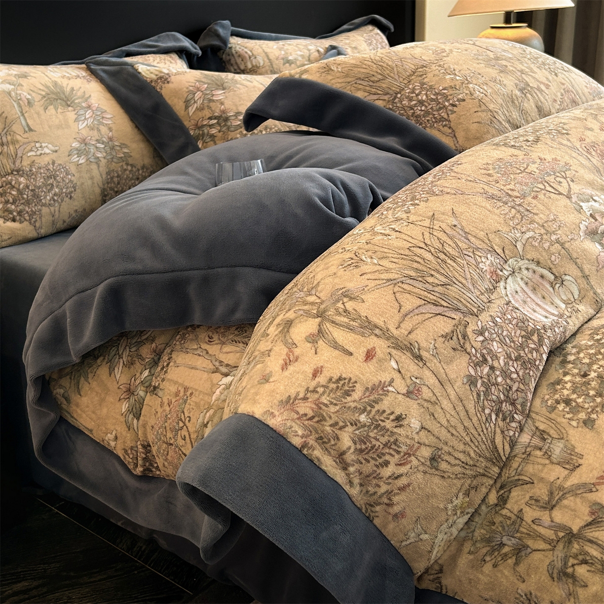 91家纺网 家纺一手货源 找家纺 （总）眷恋家纺 2025新款加厚牛奶绒法式数码印花宽边四件套