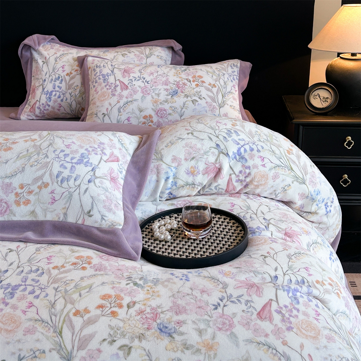 91家纺网 家纺一手货源 找家纺 眷恋家纺 2025新款加厚牛奶绒法式数码印花宽边四件套 屿冬