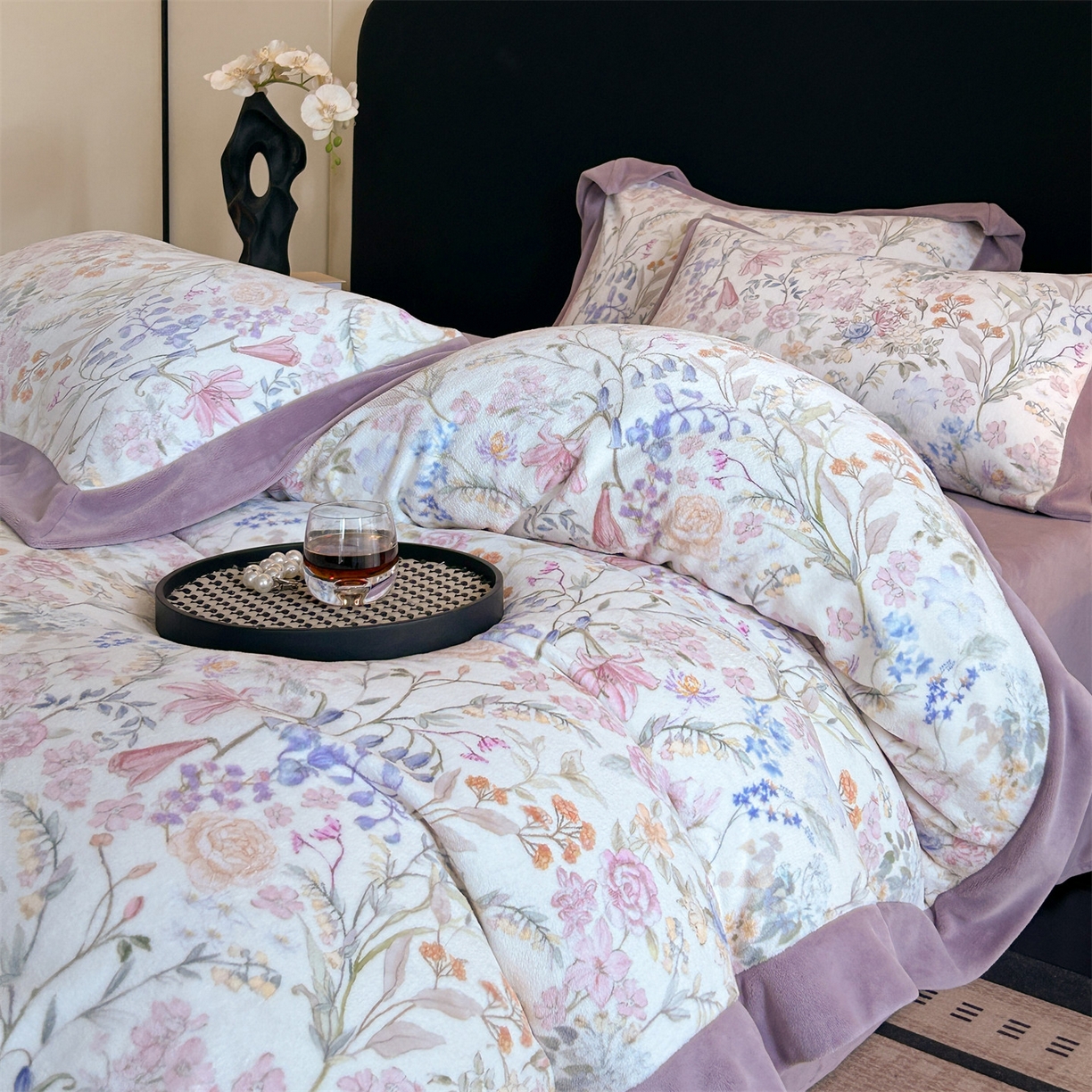 91家纺网 家纺一手货源 找家纺 眷恋家纺 2025新款加厚牛奶绒法式数码印花宽边四件套 屿冬