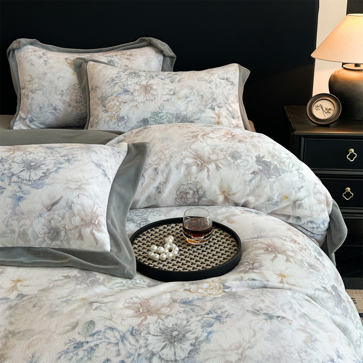 91家纺网 家纺一手货源 找家纺 眷恋家纺 2025新款加厚牛奶绒法式数码印花宽边四件套 黛希