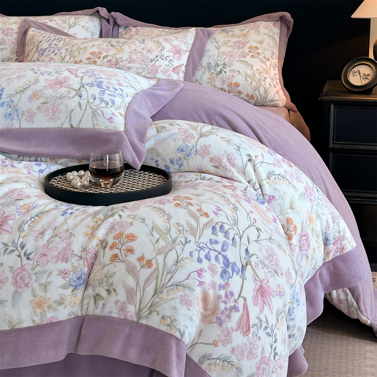 91家纺网 家纺一手货源 找家纺 眷恋家纺 2025新款加厚牛奶绒法式数码印花宽边四件套 屿冬