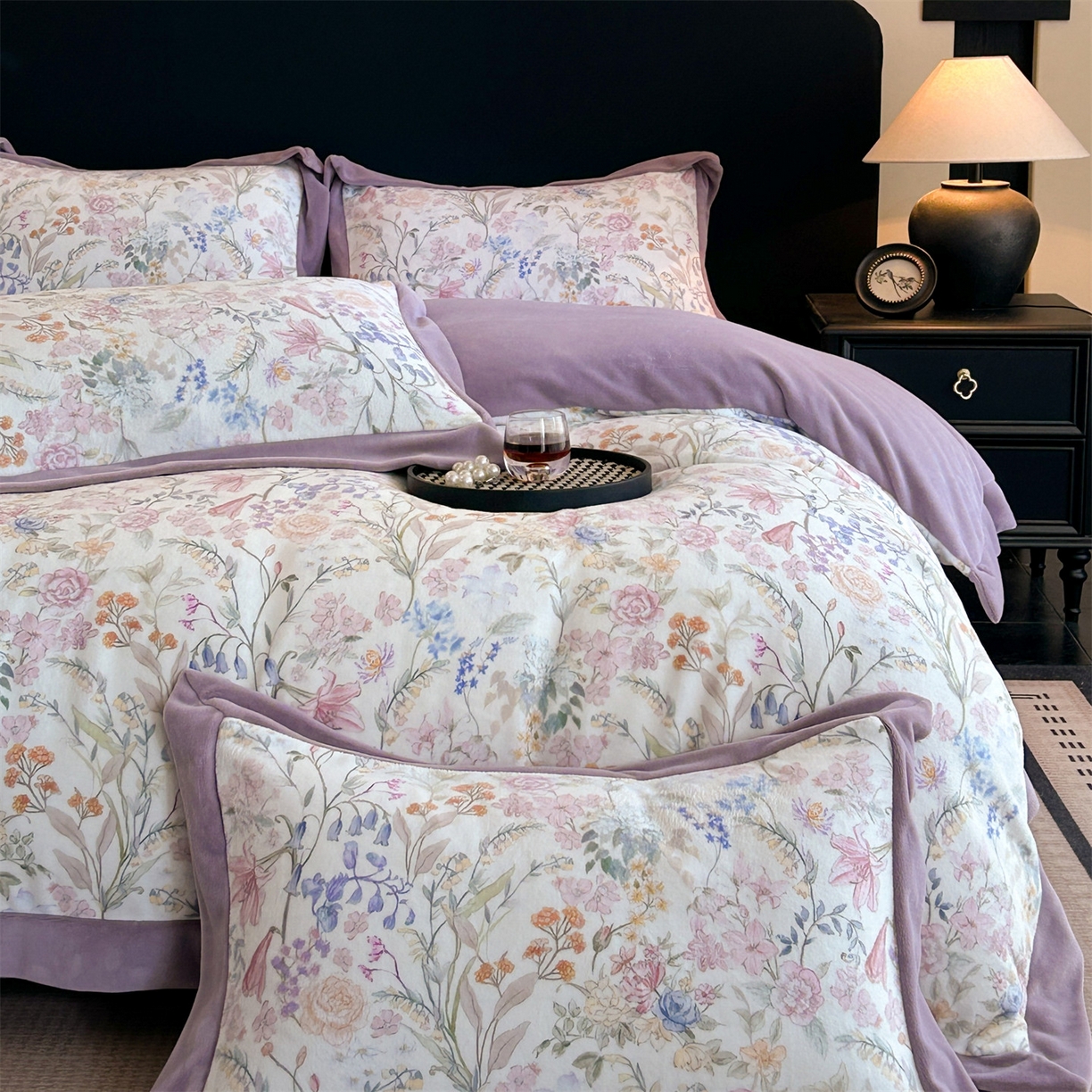 91家纺网 家纺一手货源 找家纺 眷恋家纺 2025新款加厚牛奶绒法式数码印花宽边四件套 屿冬