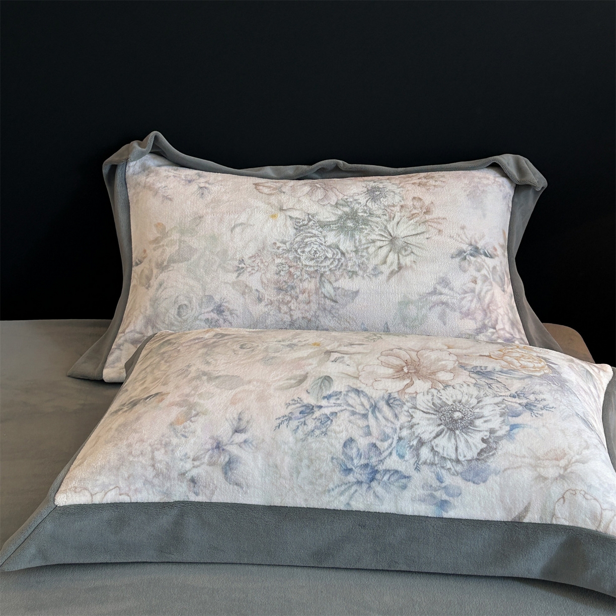 91家纺网 家纺一手货源 找家纺 眷恋家纺 2025新款加厚牛奶绒法式数码印花宽边四件套 黛希