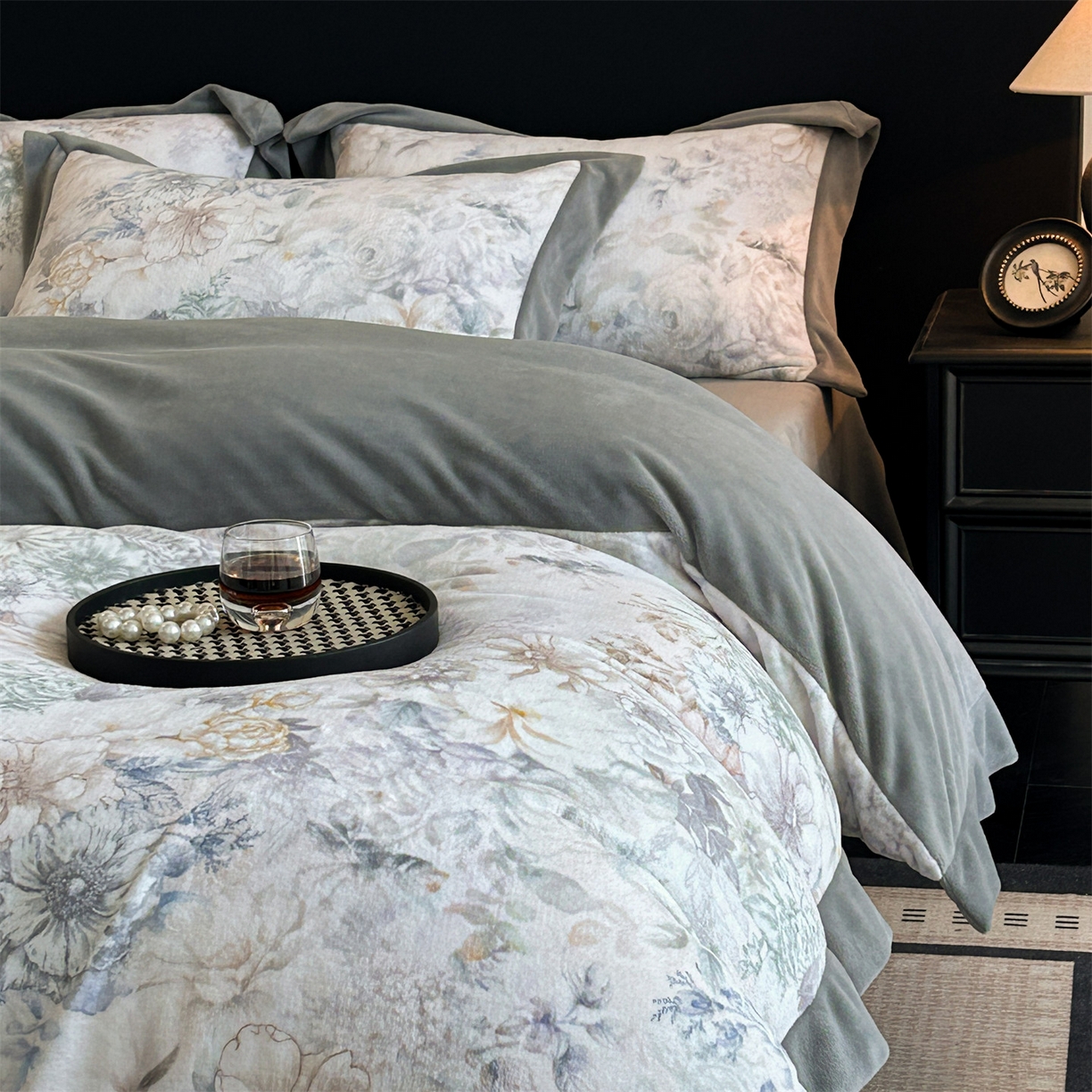 91家纺网 家纺一手货源 找家纺 眷恋家纺 2025新款加厚牛奶绒法式数码印花宽边四件套 黛希