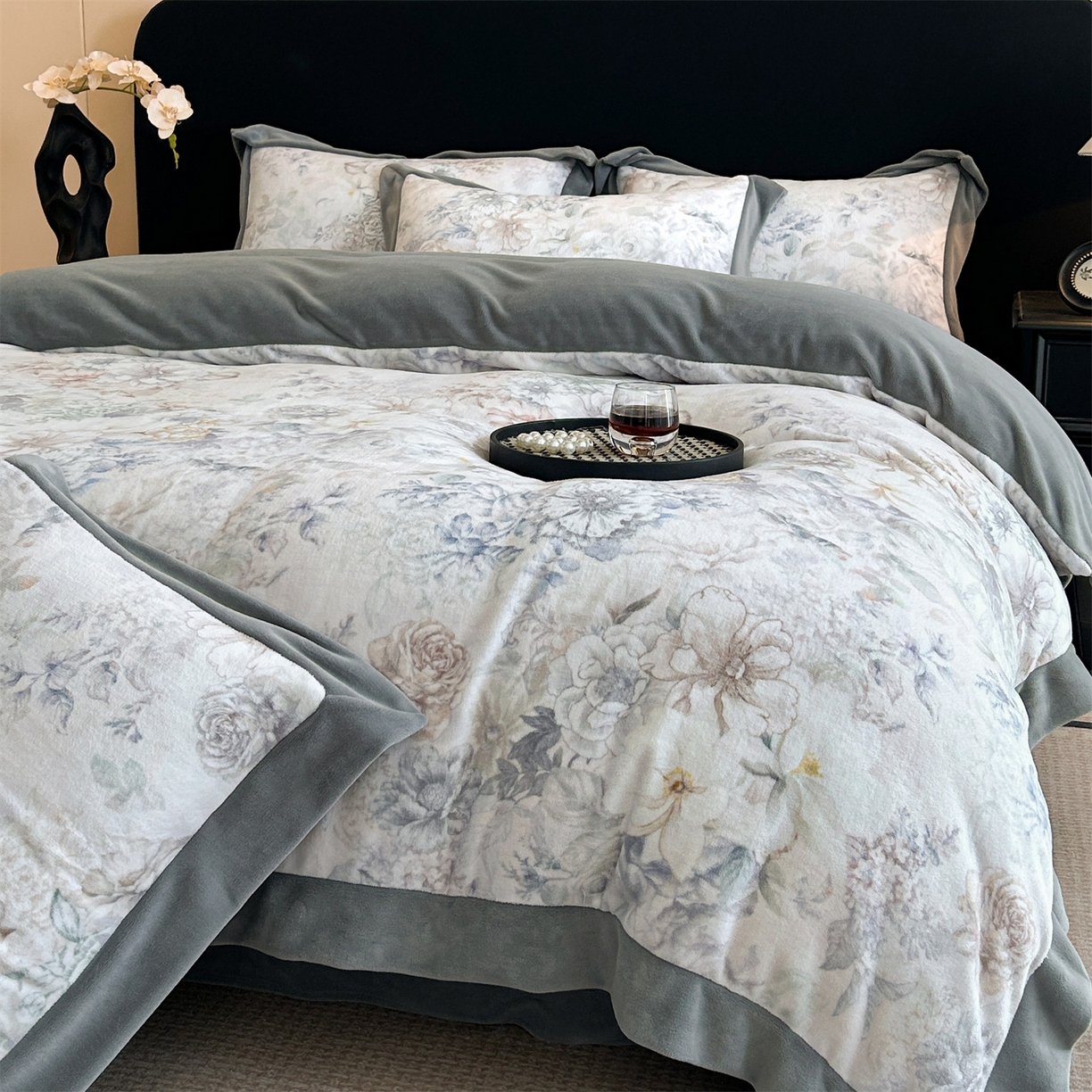 91家纺网 家纺一手货源 找家纺 眷恋家纺 2025新款加厚牛奶绒法式数码印花宽边四件套 黛希