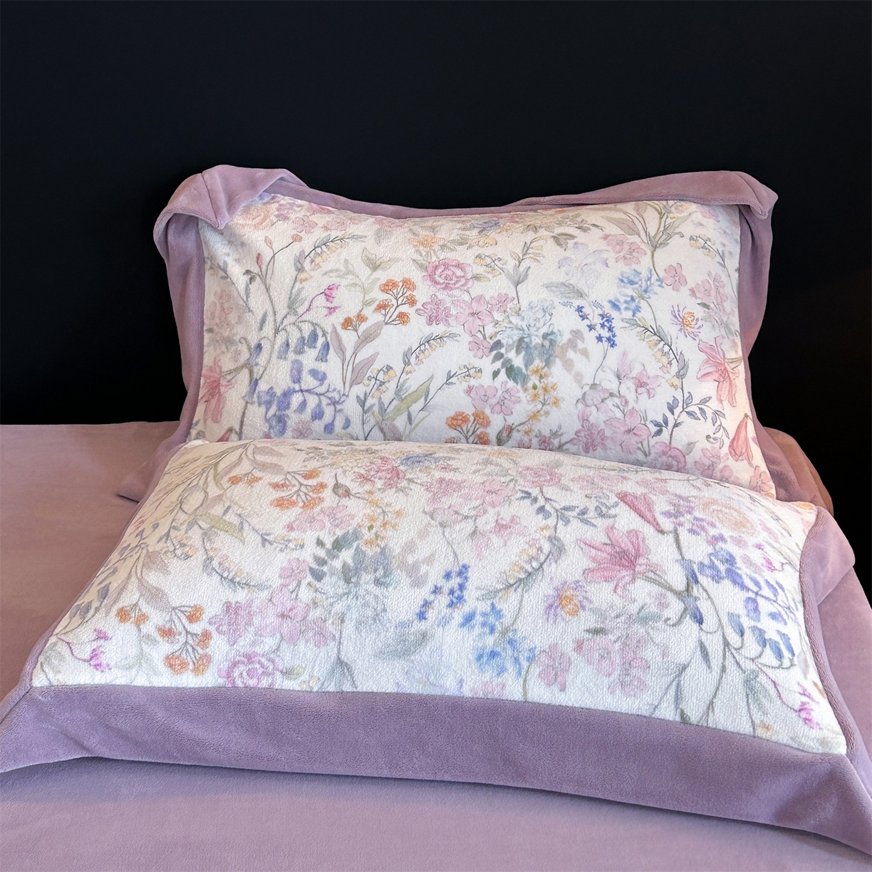 91家纺网 家纺一手货源 找家纺 眷恋家纺 2025新款加厚牛奶绒法式数码印花宽边四件套 屿冬