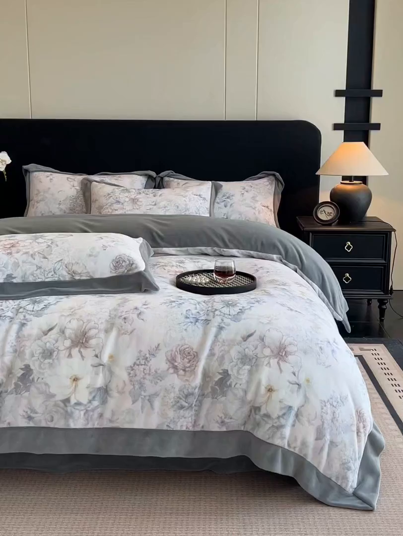 91家纺网 家纺一手货源 找家纺 眷恋家纺 2025新款加厚牛奶绒法式数码印花宽边四件套 黛希