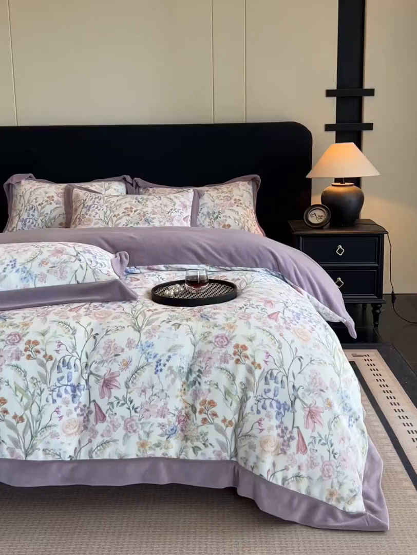 91家纺网 家纺一手货源 找家纺 眷恋家纺 2025新款加厚牛奶绒法式数码印花宽边四件套 屿冬