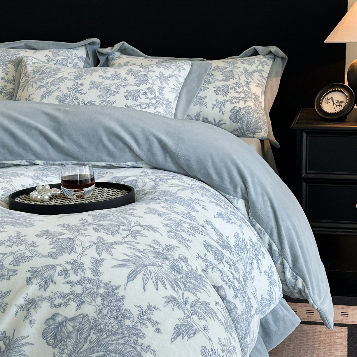 91家纺网 家纺一手货源 找家纺 （总）眷恋家纺 2025新款加厚牛奶绒法式数码印花宽边四件套