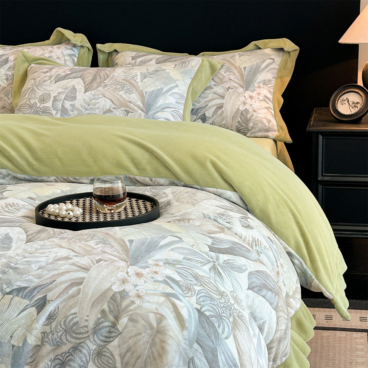 91家纺网 家纺一手货源 找家纺 眷恋家纺 2025新款加厚牛奶绒法式数码印花宽边四件套 倾墨