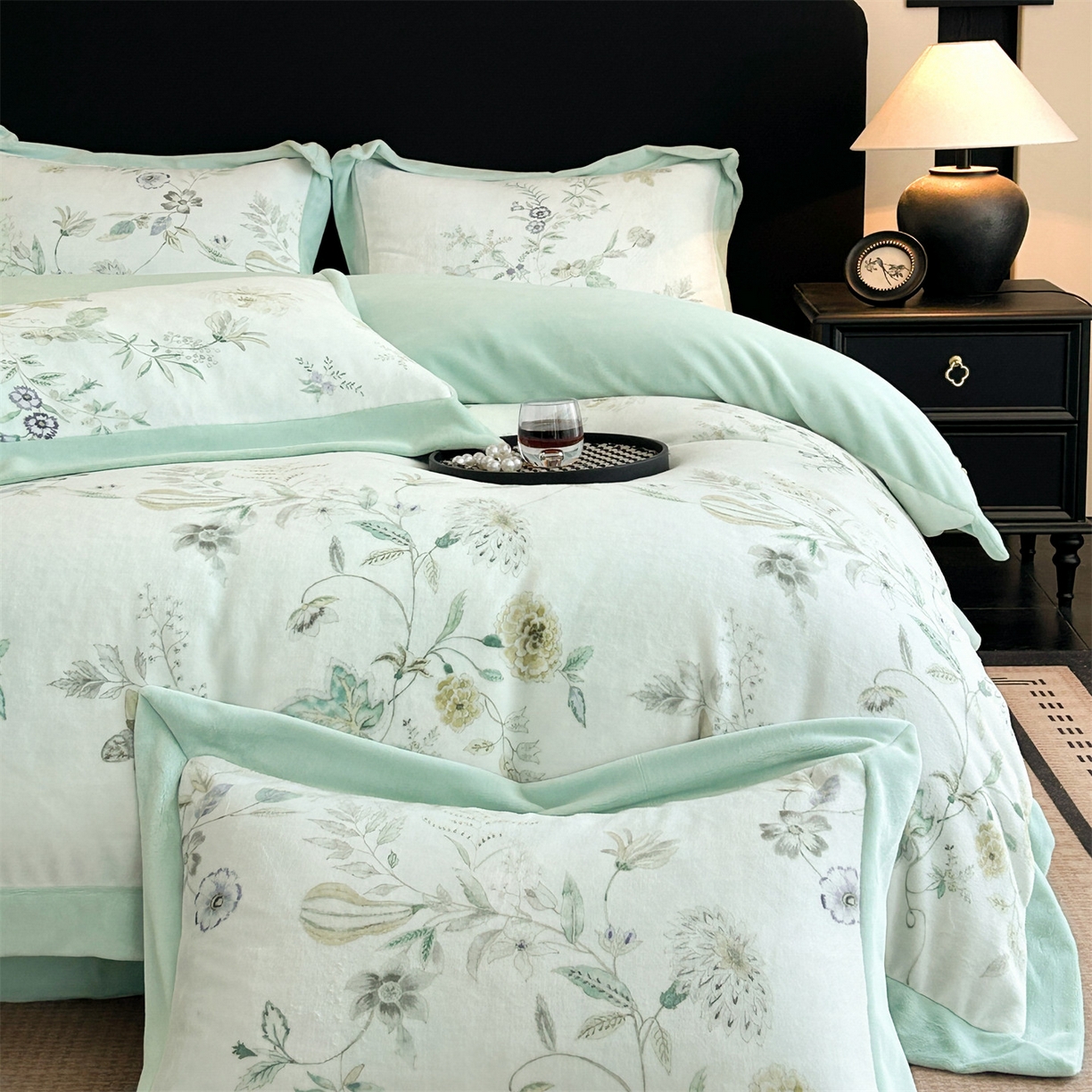 91家纺网 家纺一手货源 找家纺 眷恋家纺 2025新款加厚牛奶绒法式数码印花宽边四件套 奈雪