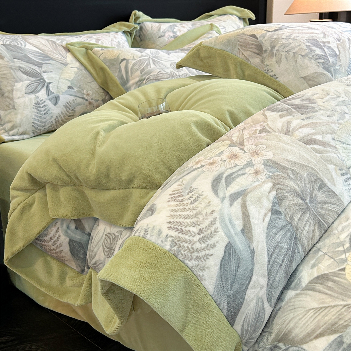 眷恋家纺 2025新款加厚牛奶绒法式数码印花宽边四件套 倾墨