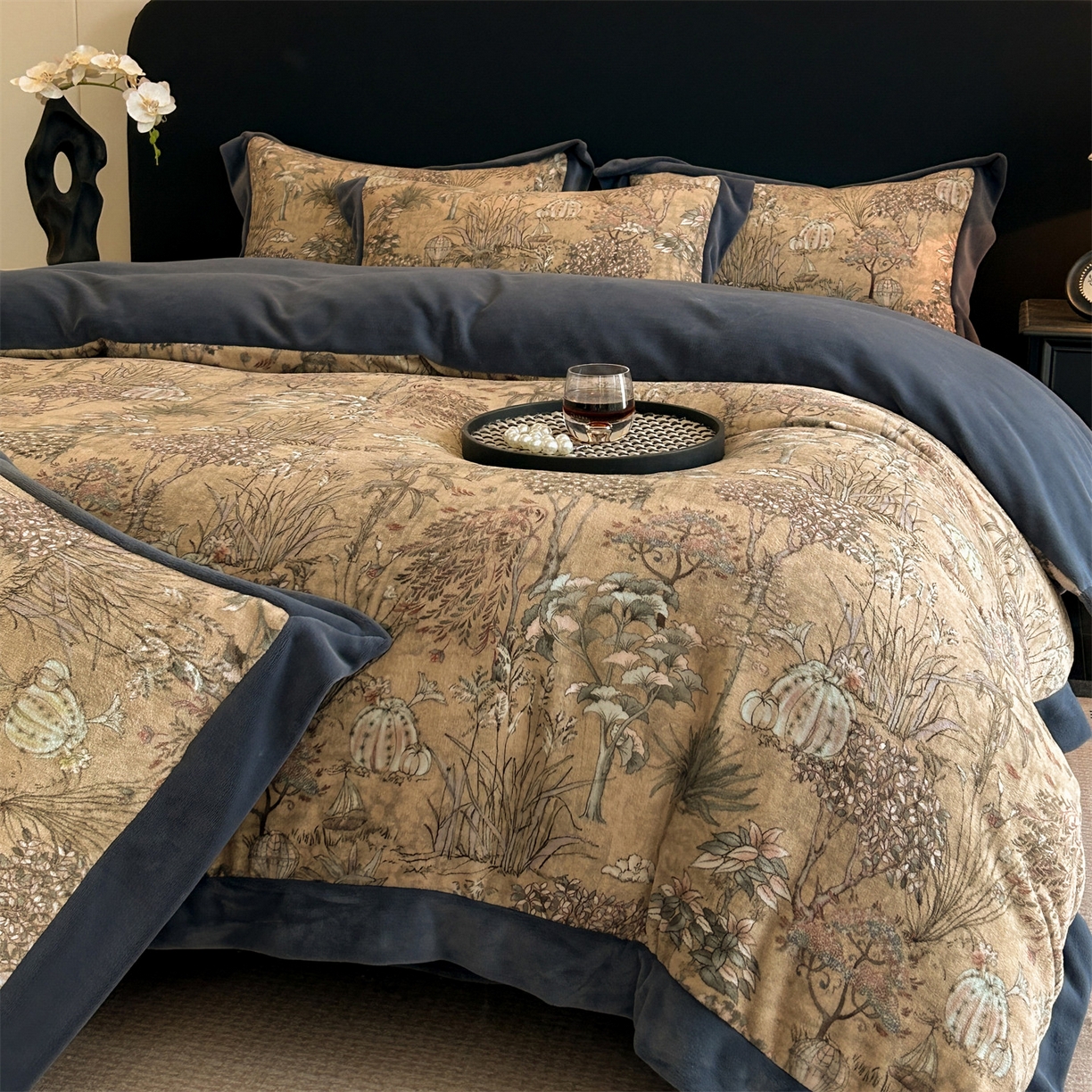 91家纺网 家纺一手货源 找家纺 眷恋家纺 2025新款加厚牛奶绒法式数码印花宽边四件套 菲尔德