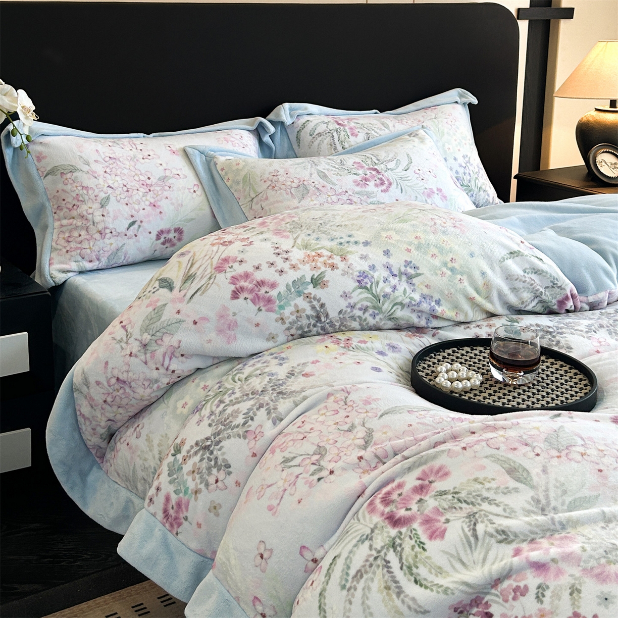 91家纺网 家纺一手货源 找家纺 眷恋家纺 2025新款加厚牛奶绒法式数码印花宽边四件套 花海