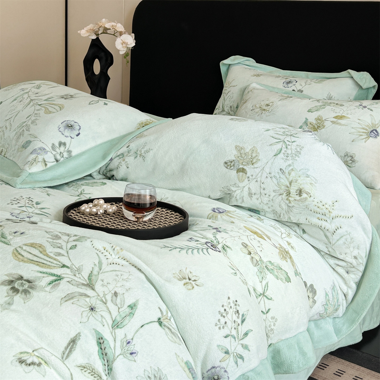 91家纺网 家纺一手货源 找家纺 眷恋家纺 2025新款加厚牛奶绒法式数码印花宽边四件套 奈雪