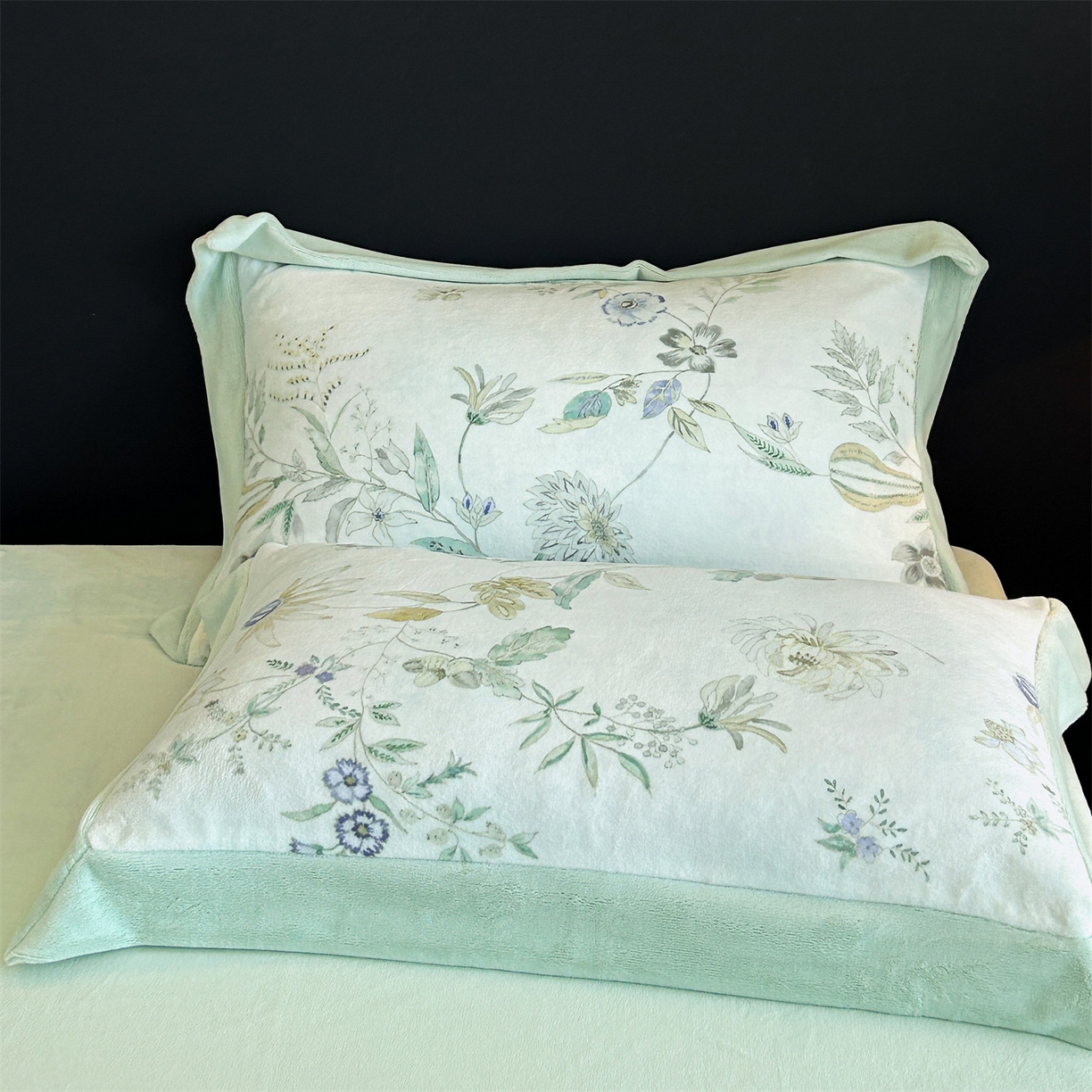 91家纺网 家纺一手货源 找家纺 眷恋家纺 2025新款加厚牛奶绒法式数码印花宽边四件套 奈雪