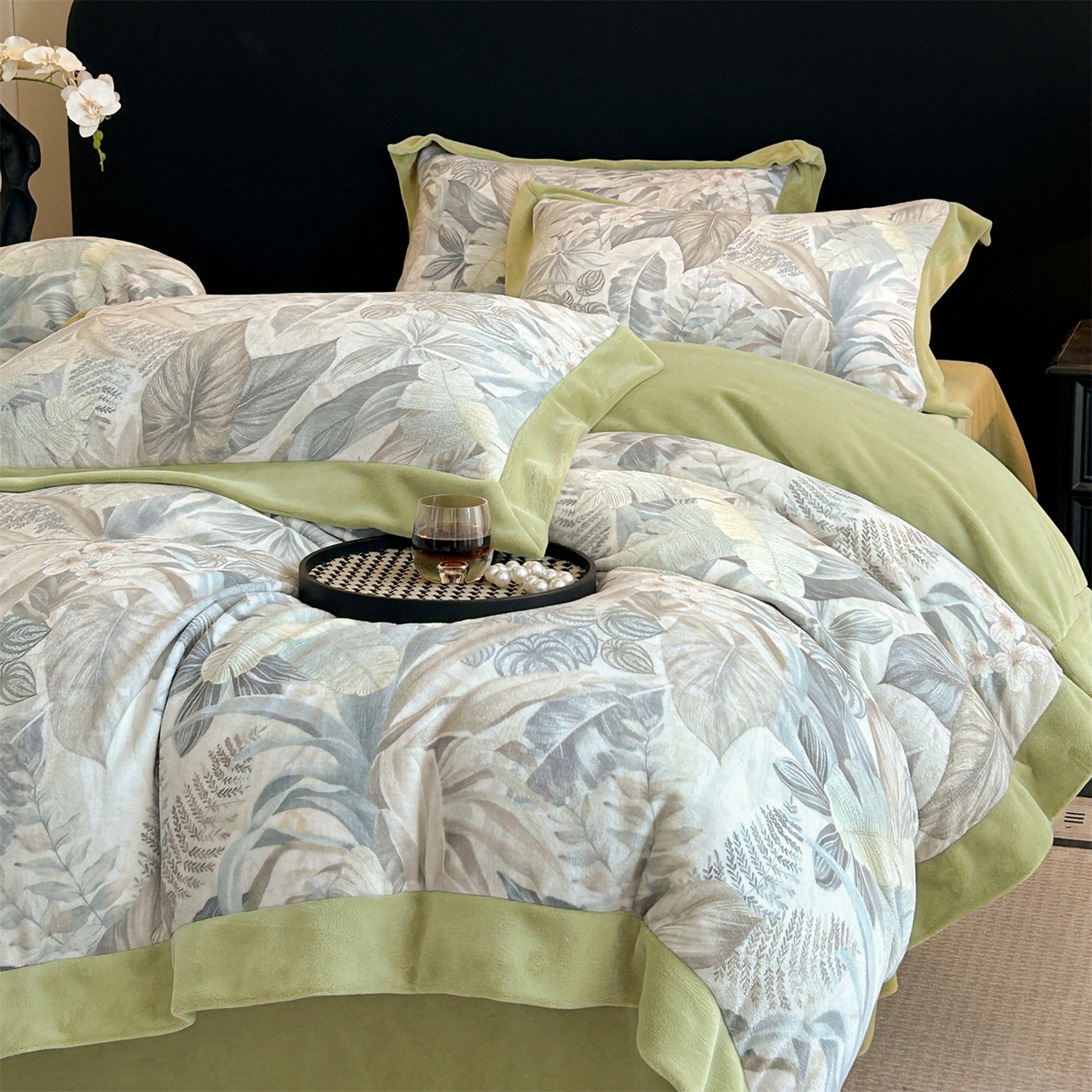 91家纺网 家纺一手货源 找家纺 眷恋家纺 2025新款加厚牛奶绒法式数码印花宽边四件套 倾墨