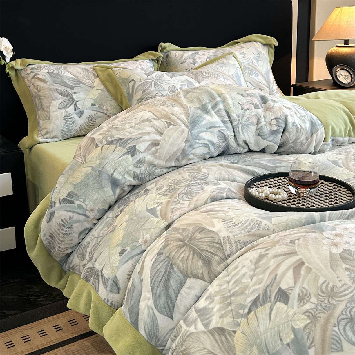 91家纺网 家纺一手货源 找家纺 眷恋家纺 2025新款加厚牛奶绒法式数码印花宽边四件套 倾墨