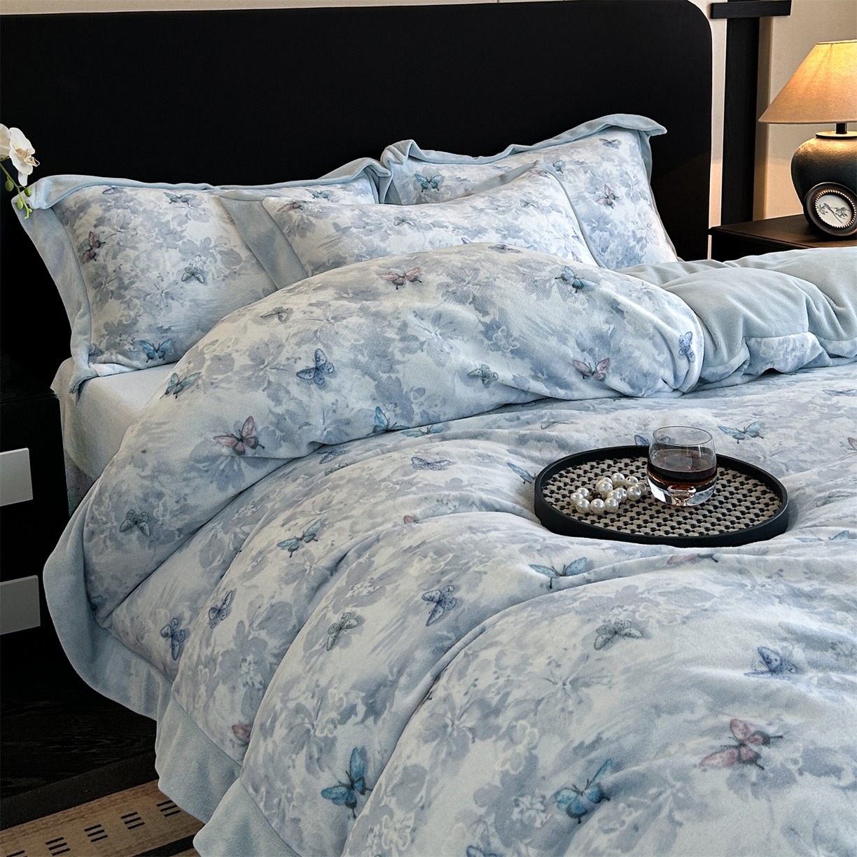 91家纺网 家纺一手货源 找家纺 眷恋家纺 2025新款加厚牛奶绒法式数码印花宽边四件套 韵蝶