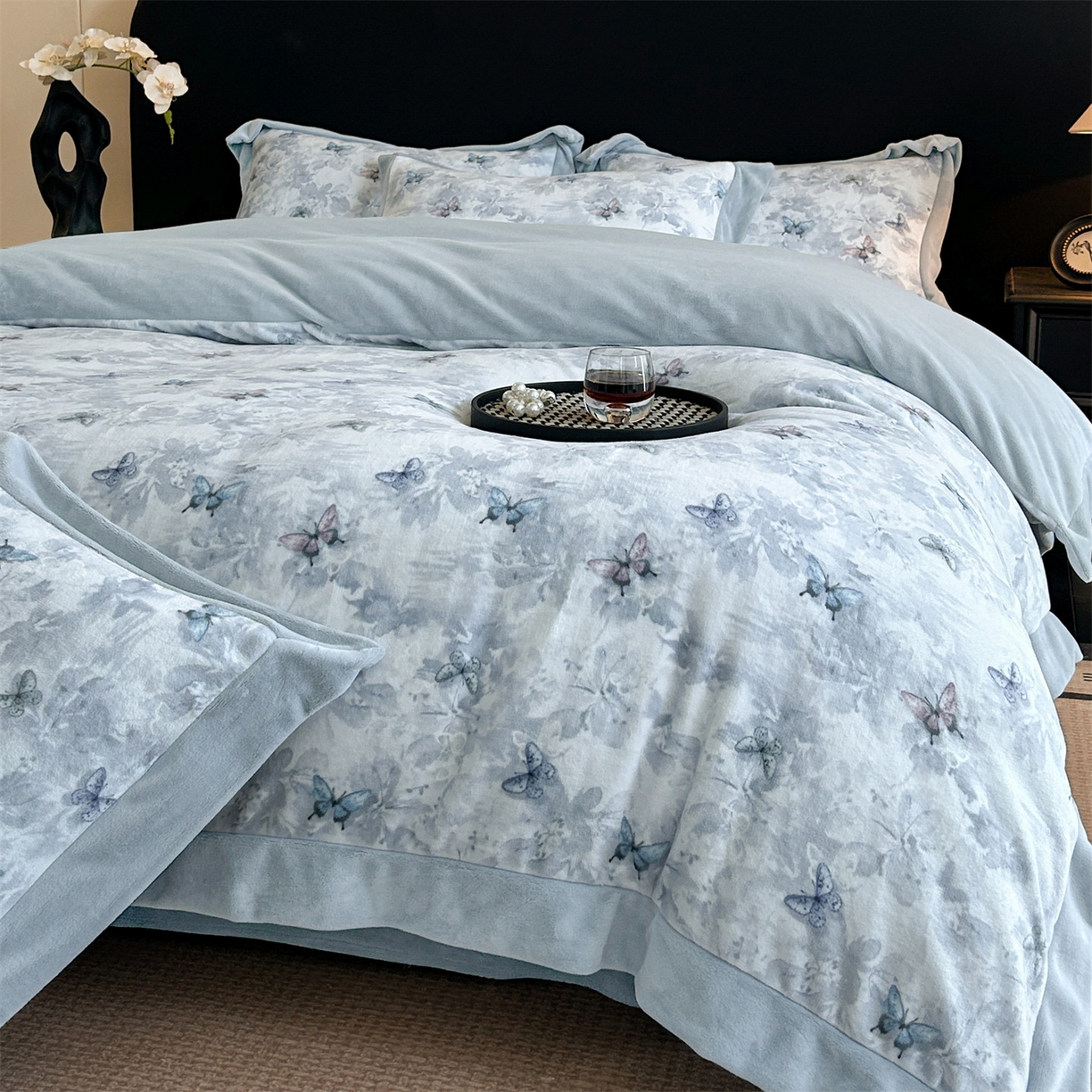 91家纺网 家纺一手货源 找家纺 眷恋家纺 2025新款加厚牛奶绒法式数码印花宽边四件套 韵蝶