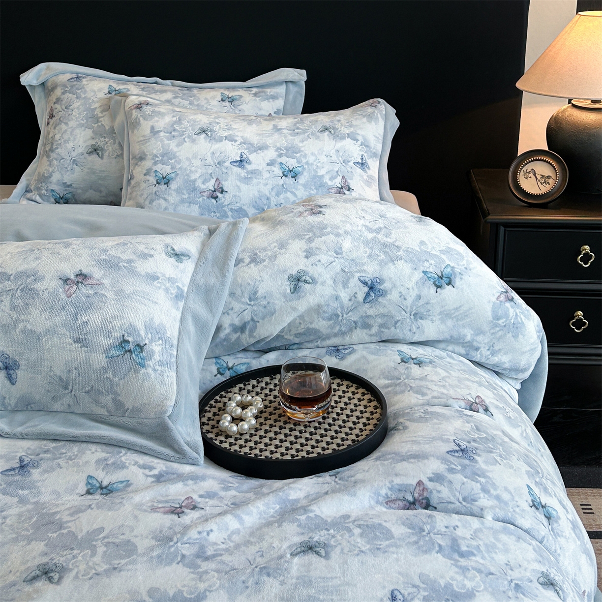 91家纺网 家纺一手货源 找家纺 眷恋家纺 2025新款加厚牛奶绒法式数码印花宽边四件套 韵蝶