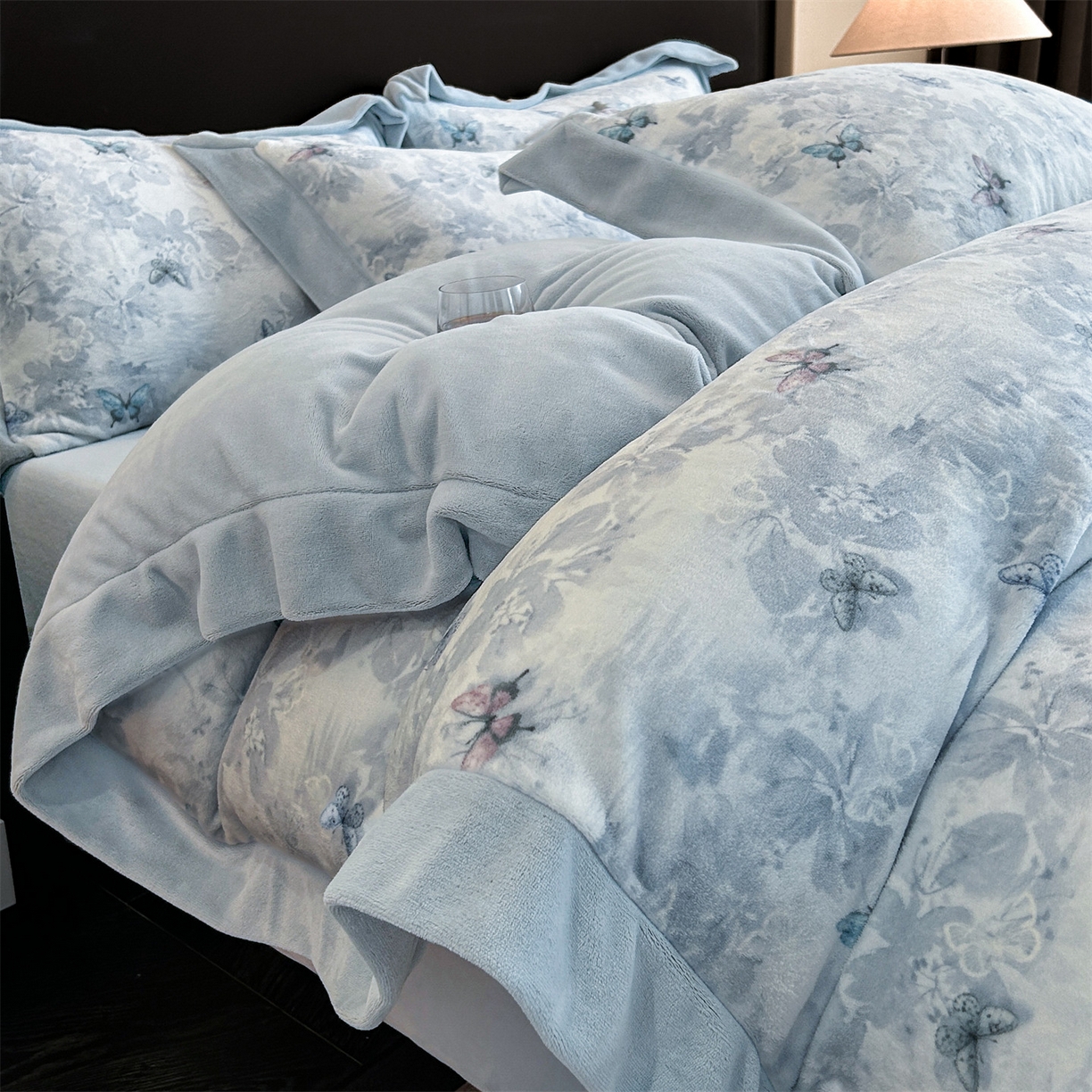 眷恋家纺 2025新款加厚牛奶绒法式数码印花宽边四件套 韵蝶