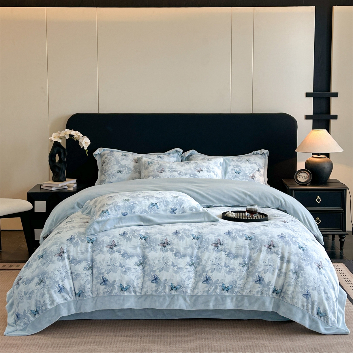 91家纺网 家纺一手货源 找家纺 眷恋家纺 2025新款加厚牛奶绒法式数码印花宽边四件套 韵蝶