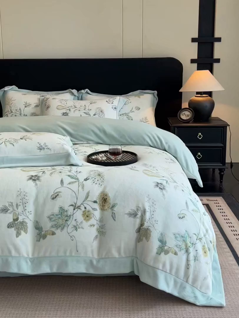 91家纺网 家纺一手货源 找家纺 眷恋家纺 2025新款加厚牛奶绒法式数码印花宽边四件套 奈雪