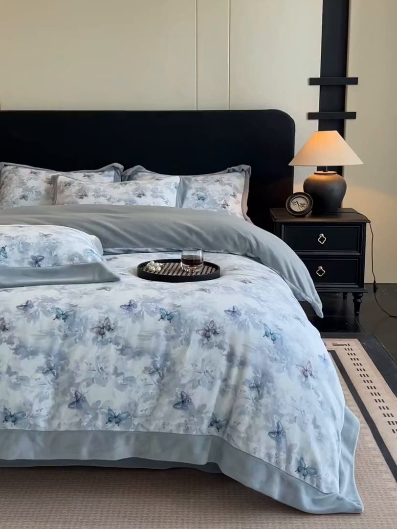 91家纺网 家纺一手货源 找家纺 眷恋家纺 2025新款加厚牛奶绒法式数码印花宽边四件套 韵蝶