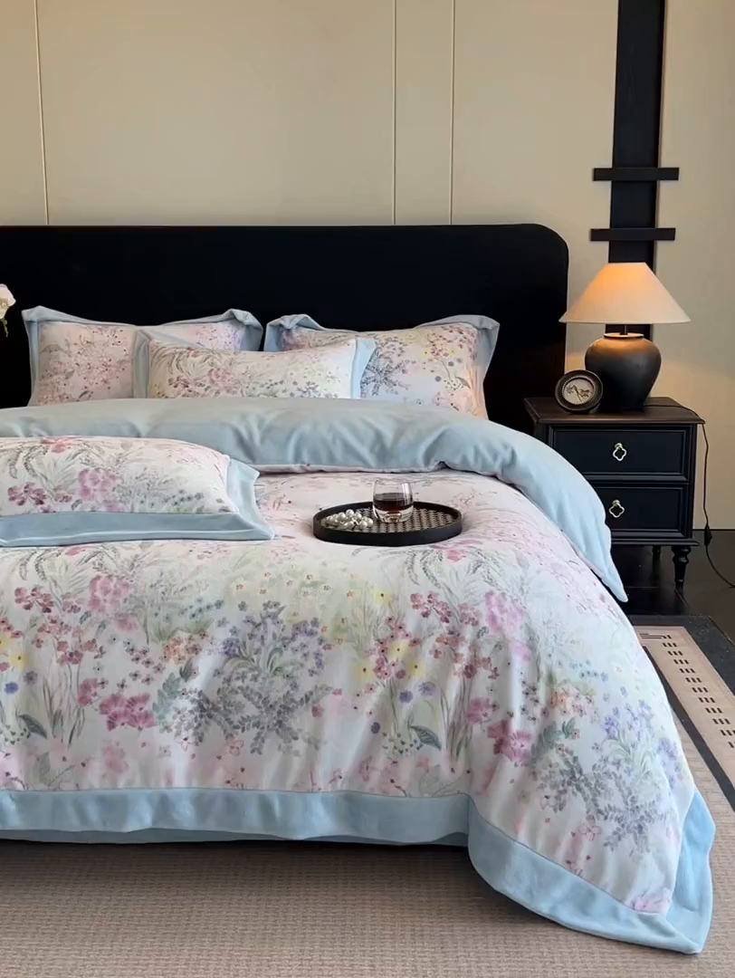 91家纺网 家纺一手货源 找家纺 眷恋家纺 2025新款加厚牛奶绒法式数码印花宽边四件套 花海