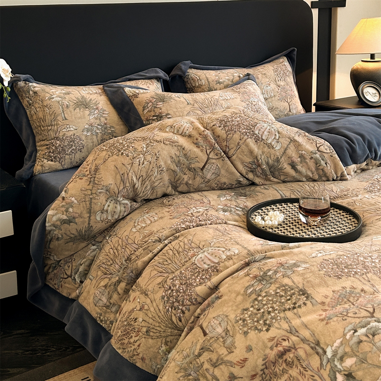 91家纺网 家纺一手货源 找家纺 眷恋家纺 2025新款加厚牛奶绒法式数码印花宽边四件套 菲尔德