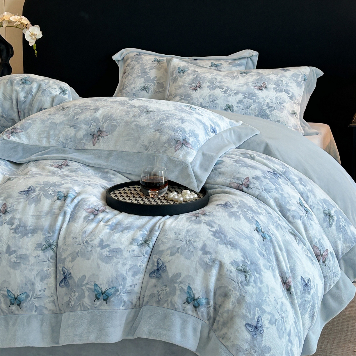 91家纺网 家纺一手货源 找家纺 眷恋家纺 2025新款加厚牛奶绒法式数码印花宽边四件套 韵蝶