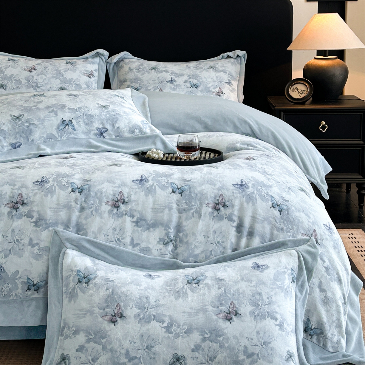 91家纺网 家纺一手货源 找家纺 眷恋家纺 2025新款加厚牛奶绒法式数码印花宽边四件套 韵蝶