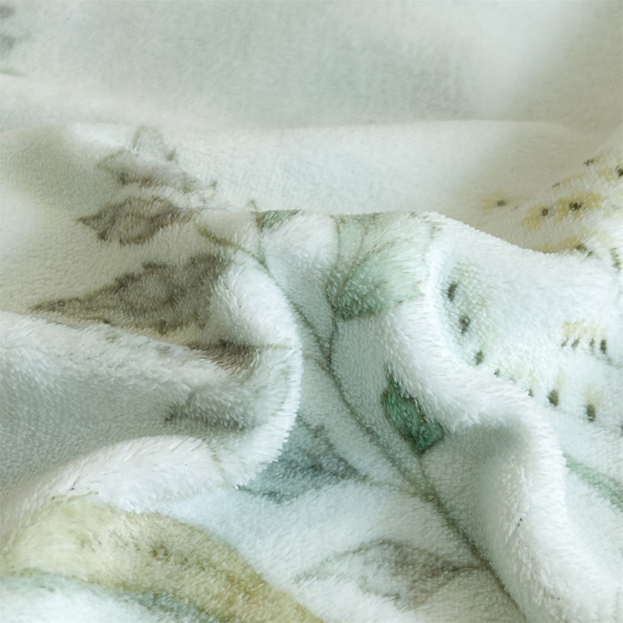 91家纺网 家纺一手货源 找家纺 眷恋家纺 2025新款加厚牛奶绒法式数码印花宽边四件套 奈雪