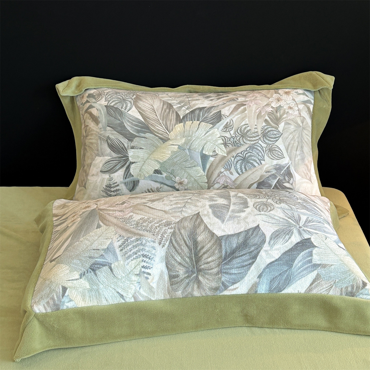 91家纺网 家纺一手货源 找家纺 眷恋家纺 2025新款加厚牛奶绒法式数码印花宽边四件套 倾墨