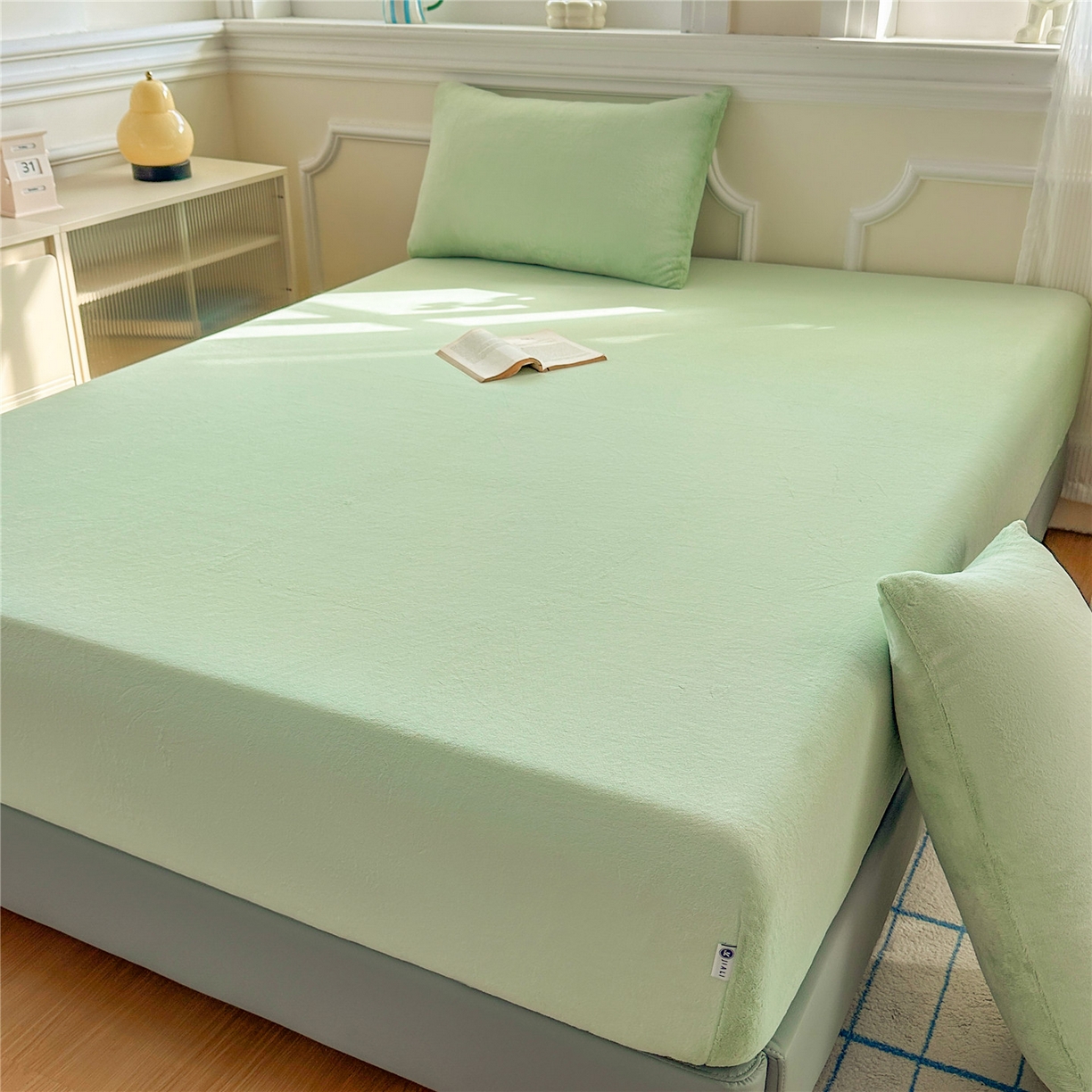 91家纺网 家纺一手货源 找家纺 沐纯家居 2025新款250g全消光牛奶绒单床笠 果绿