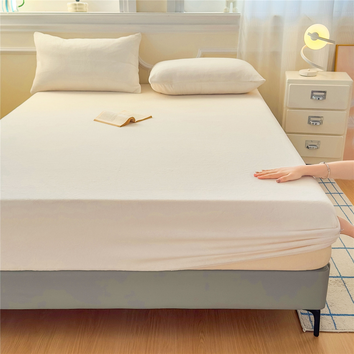 91家纺网 家纺一手货源 找家纺 沐纯家居 2025新款250g全消光牛奶绒单床笠 奶昔白