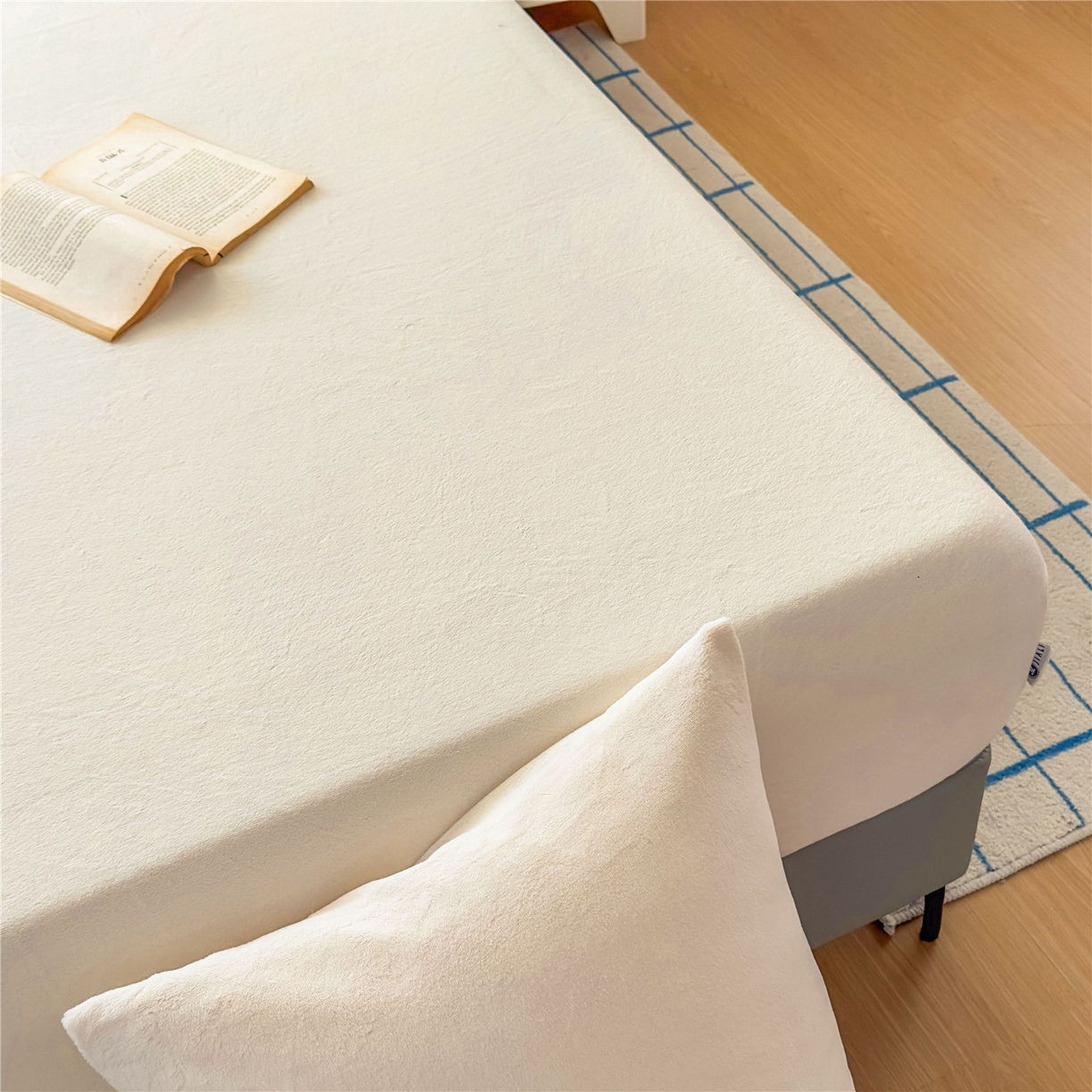 91家纺网 家纺一手货源 找家纺 沐纯家居 2025新款250g全消光牛奶绒单床笠 奶昔白